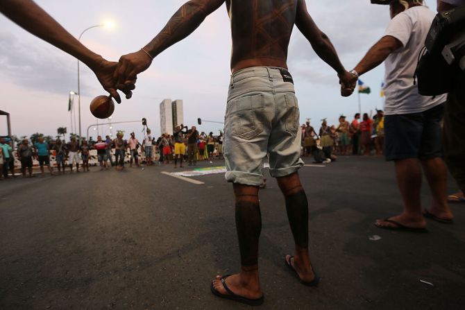 Integrantes de una tribu indígena protestan a las afueras del Congreso Nacional en Brasilia durante la sesión especial del Senado para decidir el juicio político de Dilma Rousseff.