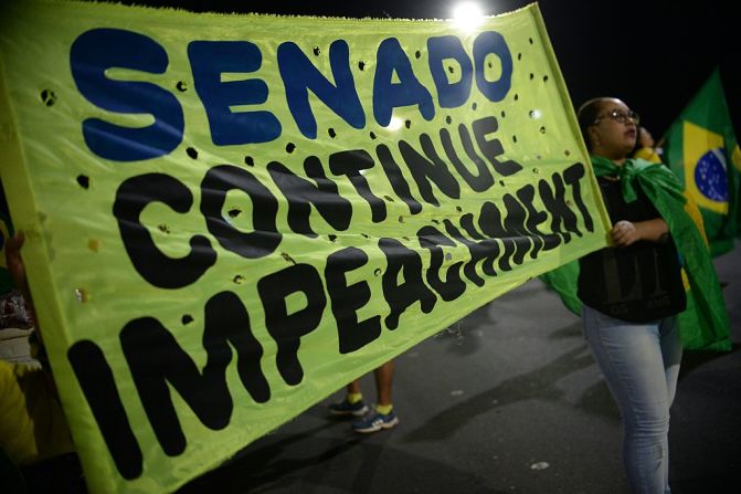 "Senado continúe con el 'impeachment'", dice la pancarta de estos opositores al gobierno Rousseff en Brasilia el pasado 9 de mayo de 2016.