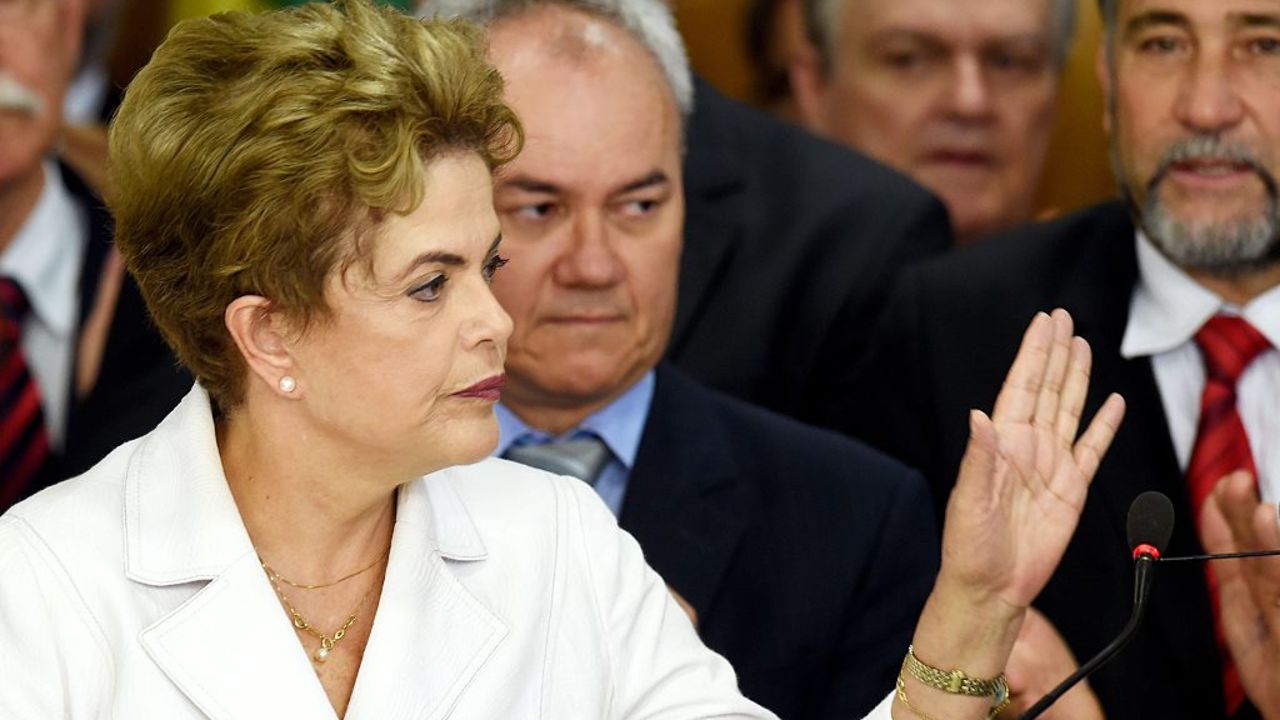 La suspendida presidenta de Brasil Dilma Rousseff habla frente a los medios en el Palacio Planalto este 12 de mayo