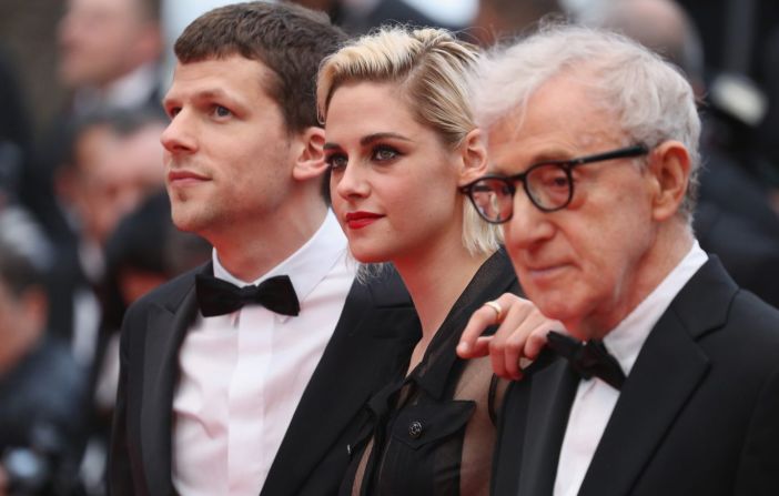 Los actores Jesse Eisenberg, Kristen Stewart y el director Woody Allen en la alfombra durante la presentación de su película 'Cafe Society'.