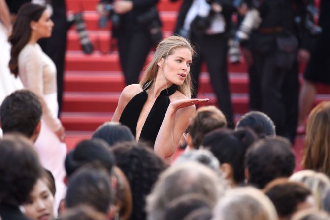 La modelo Doutzen Kroes en la alfombra roja de Cannes.