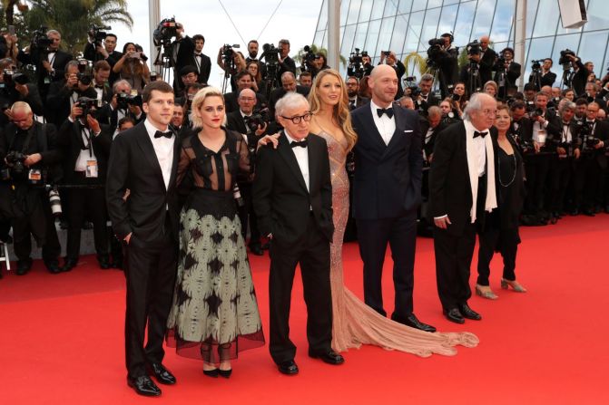 El elenco de Café Society en la alfombra roja de Cannes.