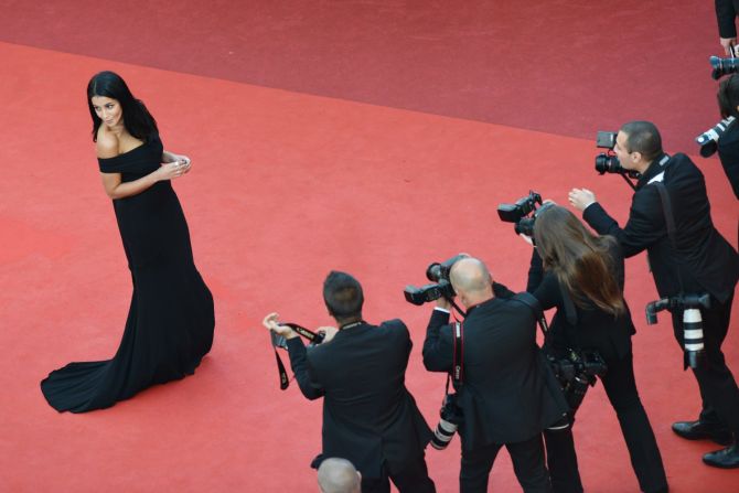 La actriz Leïla Bekhti en la alfombra roja de Cannes.