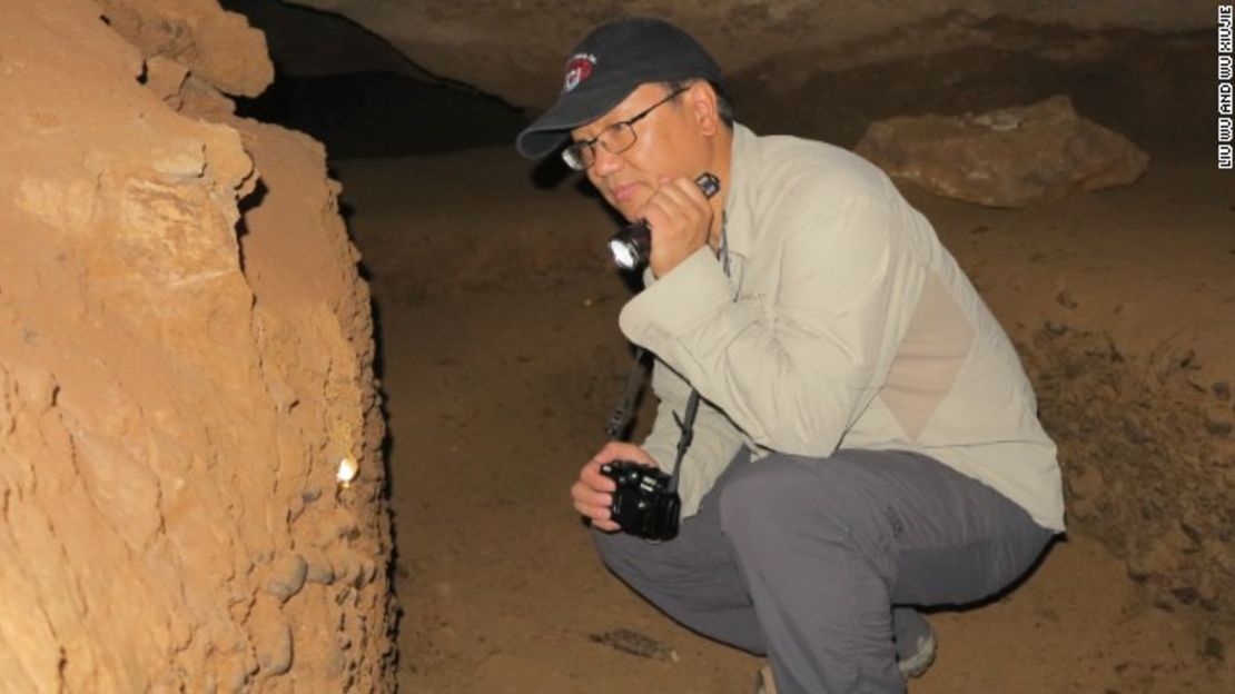 Uno de los principales investigadores, Liu Wu, en un viaje de excavación de la cueva Daoxian en el 2014.