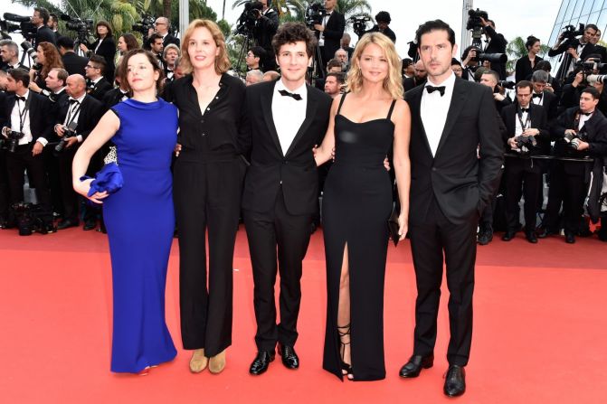 Laure Calamy, Justine Triet, Vincent Lacsote, Virginie Efira y Melvil Poupaud durante la presentación de 'Café Society' en el Festival de Cannes.