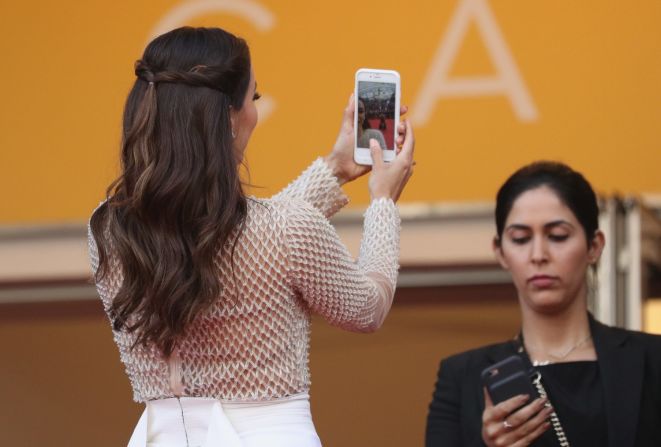 Eva Longoria envía un Snapchat desde la alfombra roja de la premiere de 'Cafe Society' en el Festival de Cannes.