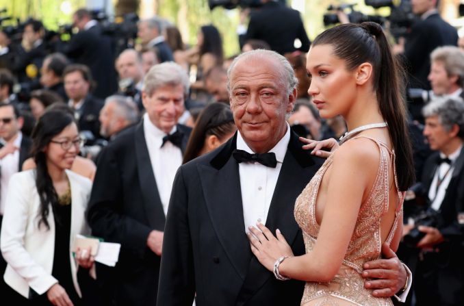 El diseñador de joyas Fawaz Gruosi y la modelo Bella Hadid.