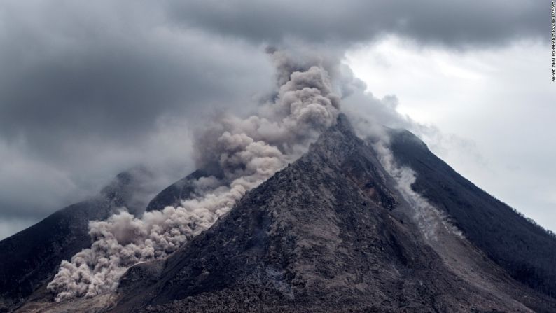 Monte Sinabung (Sumatra) — Gases volcánicos, fragmentos de rocas y cenizas salieron de la boca de este volcán en Indonesia el 5 de junio de 2015.