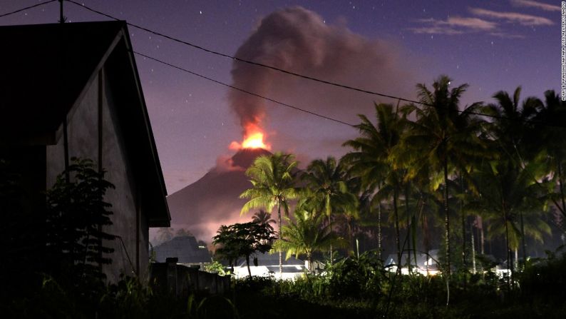 Volcán Soputan (Indonesia) — Para los habitantes de las islas Célebes en Indonesia no es sorpresa que el volcán haga erupción. La más reciente fue el 5 de enero de 2016, pero es uno de los más activos de la zona.