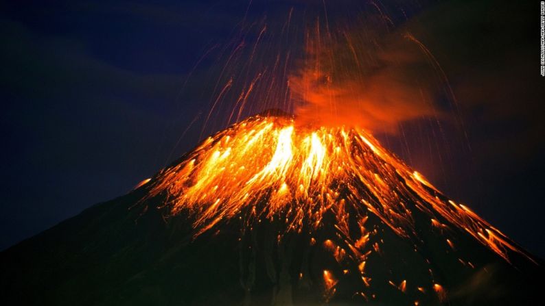 El volcán Tungurahua (Ecuador) — El pasado 27 de febrero lanzó lava y cenizas al aire en Cahuaji, Chimborazo, a unos 128 kilómetros de Quito, la capital del país.Las autoridades aumentaron el nivel de alerta de amarillo a naranja después de que el volcán aumentó su actividad. La columna de humo se elevaba 4,8 kilómetros.