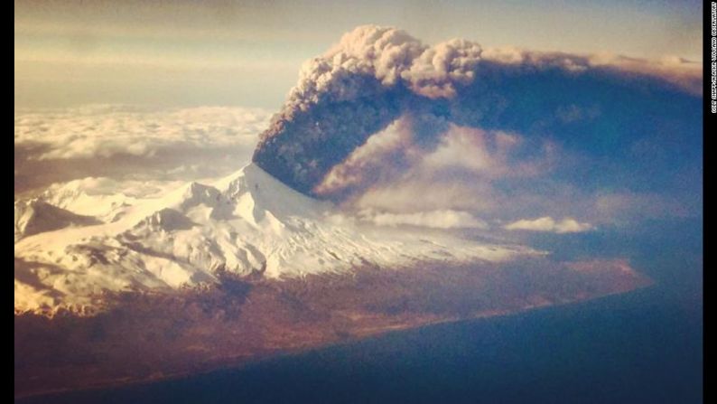 El Volcán Pavlof en Alaska, entró en “erupción repentinamente el 28 de marzo de 2016. Según los informes, una nube de ceniza –que alcanzó hasta los 20.000 pies de altitud- se estaba moviendo hacia el norte después de la erupción, según el Observatorio de Volcanes de Alaska.