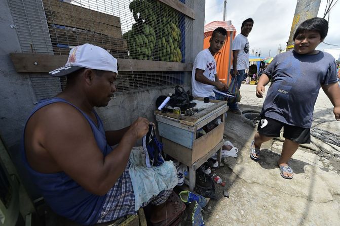 Un zapatero trabaja en las calles de Pedernales, Ecuador, luego de que el sismo dejara destruida la mayoría de la infraestructura en esta población.