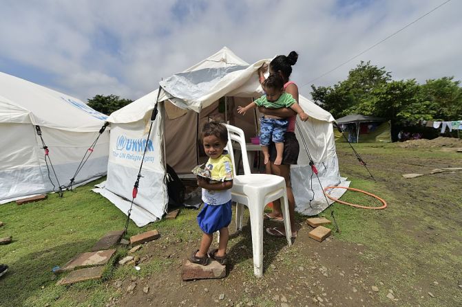 Al menos 150.000 niños resultaron afectados por el terremoto en Ecuador, según UNICEF, que entonces alertó sobre los riesgos que podrían sufrir los menores por cuenta del terremoto, como por ejemplo enfermedades y la falta de acceso a servicios básicos.