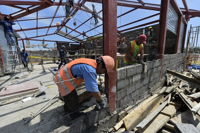 Un trabajador reconstruye un centro comercial en Perdenales, Ecuador, que quedó totalmente destruido durante el mortal terremoto de abril de 2016.