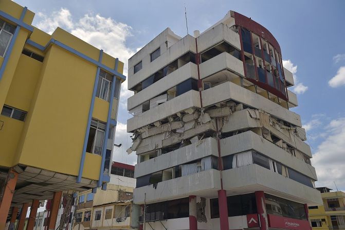 Este 16 de mayo se cumplió un mes del devastador terremoto de 7,8 que sacudió a Ecuador y que dejó cientos de muertos y miles de afectados. Así quedó un edificio tras el sismo.