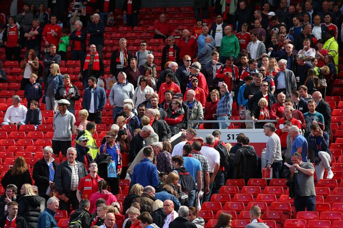 Un artefacto sospechoso causó la evacuación masiva del estadio de fútbol de Old Trafford y la suspensión del partido entre el United y el AFC Bournemouth. Las autoridades confirmaron que se trataba de un dispositivo de entrenamiento.