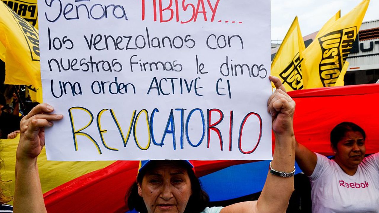 A woman holds a sign reading "Ms. Tibisay...Venezuelans gave you an order with their signatures. Activate the recall" -referring to the president of the Venezuelan National Electoral Council Tibisay Lucena- during a demo against the government of Venezuelan President Nicolas Maduro in Caracas on May 14, 2016.


Venezuela braced for protests Saturday after Maduro declared a state of emergency to combat the "foreign aggression" he blamed for an economic crisis that has pushed the country to the brink of collapse. / AFP / FEDERICO PARRA