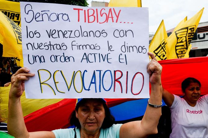 Este fin de semana manifestantes salieron a las calles de Venezuela para protestar contra el desabatecimiento de alimentos, la falta de energía eléctrica y la falta de atención básica de salud, mientras el gobierno declaró el estado Constitucional de Emergencia.