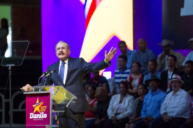 Por primera vez República Dominicana implementó el registro y la verificación electrónica de los votantes, sin embargo algunos equipos dactilares no funcionaron. La Junta Central Electoral informó este domingo que el presidente Danilo Medina obtuvo el 62% de los votos con lo que, hasta el momento, fue reelegido.