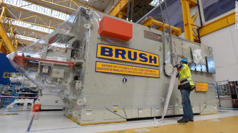 El generador eléctrico que transporta este avión pesa más de 100 toneladas.