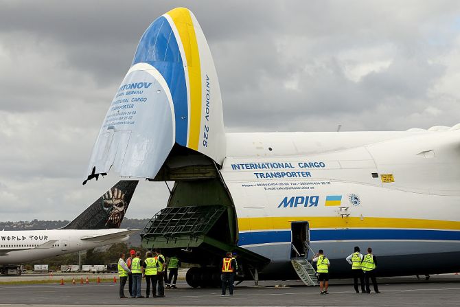 La carga se introduce a través de la nariz del avión. En su actual misión el Mriya transportó por tres continentes —desde Ucrania hasta Australia— un generador eléctrico hecho en República Checa.