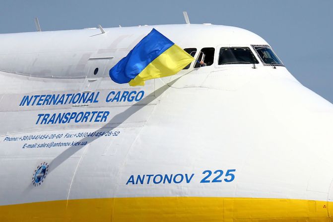 El Antonov AN-225 Mriya es el avión de carga más grande del mundo y aterrizó este domingo en Perth, Australia. Anteriormente había estado en Praga, República Checa, después de salir de la base en Kiev, Ucrania.