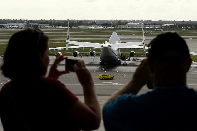 El Mriya ha viajado por otros países como Turkmenistán, la India, Malasia y República Checa antes de llegar este domingo a Perth, donde miles de fanáticos esperaron ver la llegada de este avión que venía con una tripulación de seis miembros, según la Antonov Company.