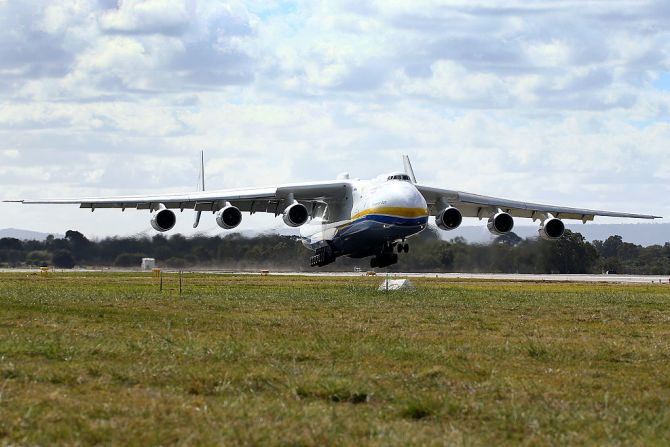 El avión mide 88 metros de largo, más que 5 camiones estacionados de punta a punta.