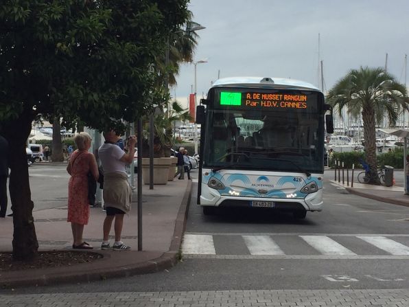 Los buses locales para transportarte en la ciudad cuestan 1,50 euros.