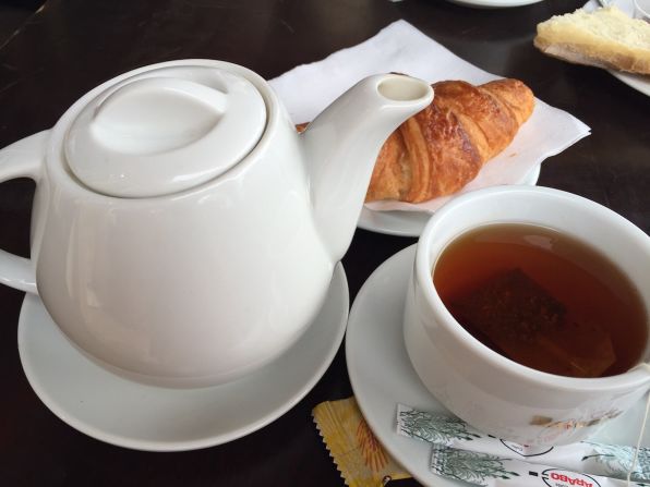 Este desayuno, con té y croissant, puede costarte 5 euros.