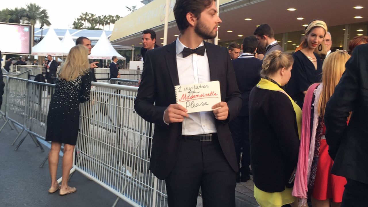 Algunos fanáticos se reúnen en las puertas del Auditorio Louis Lumière para conseguir entradas al estreno de sus películas favoritas.