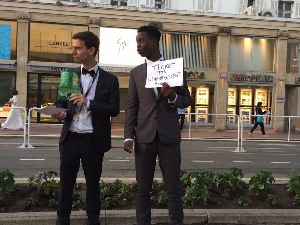 "Un boleto para un estudiante de cine", dice este joven parado frente al Teatro Lumière en el centro de Cannes.