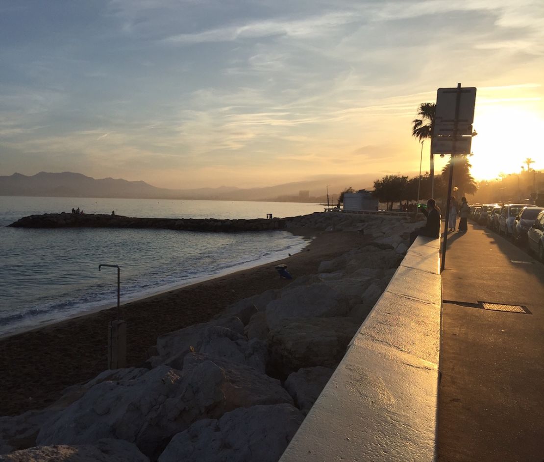 Retirado del epicentro del Festival, caminar por la orilla de la playa es una opción para disfrutar de la ciudad.