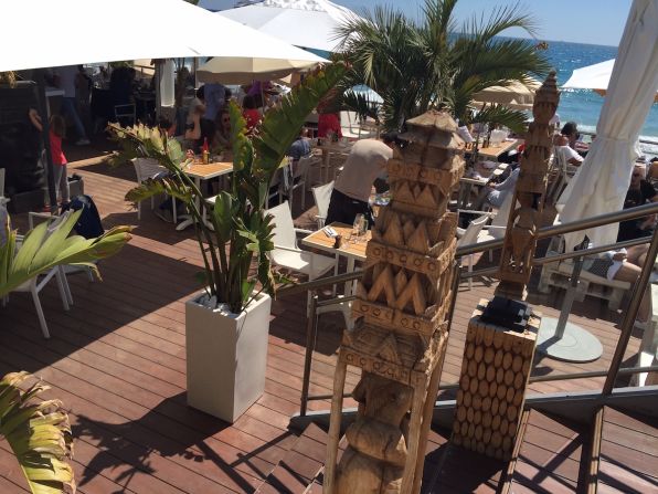 Tomarte un coctel en la playa en 'happy hour' te cuesta unos 7 euros en algunos restaurantes en la orilla del mar.