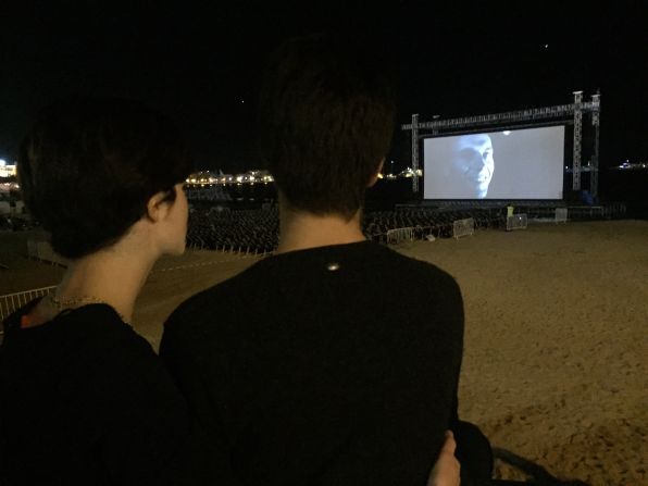 En el marco del Festival los organizadores proyectan películas en la playa sin costo alguno.