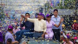 Danilo Medina (i), quien aspira a la reelección, tiene más del 60% de los votos.