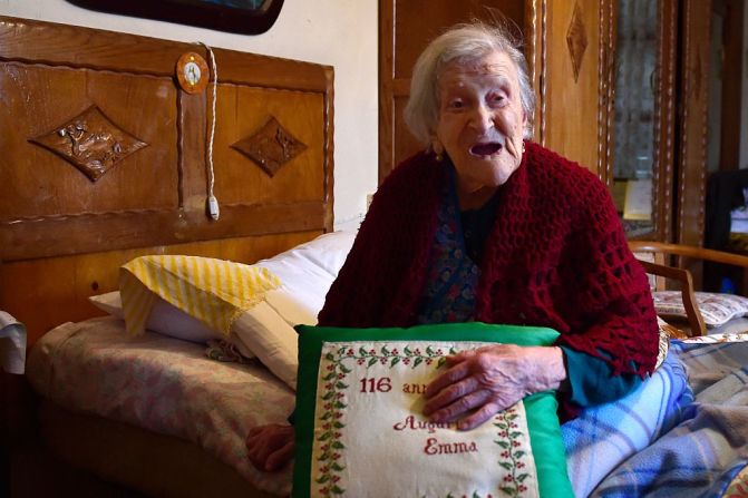 Antes de Brown, Emma Morano era la persona más anciana del mundo. Murió este sábado a los 117 años. Era la última persona sobreviviente del siglo XIX. Morano decía que su longevidad era producto de haber terminado su matrimonio abusivo y de su dieta de huevos crudos y galletas.