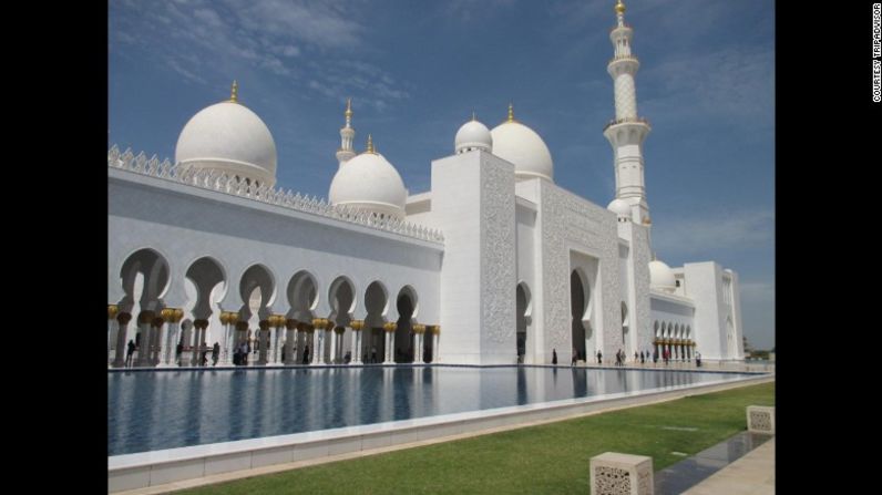 2. Gran Mezquita Sheikh Zayed — Abu Dhabi, Emiratos Árabes Unidos — Con una capacidad para 41.000 devotos en uno de las alfombras más grandes del mundo, la Gran Mezquita tardó 11 años en construirse.