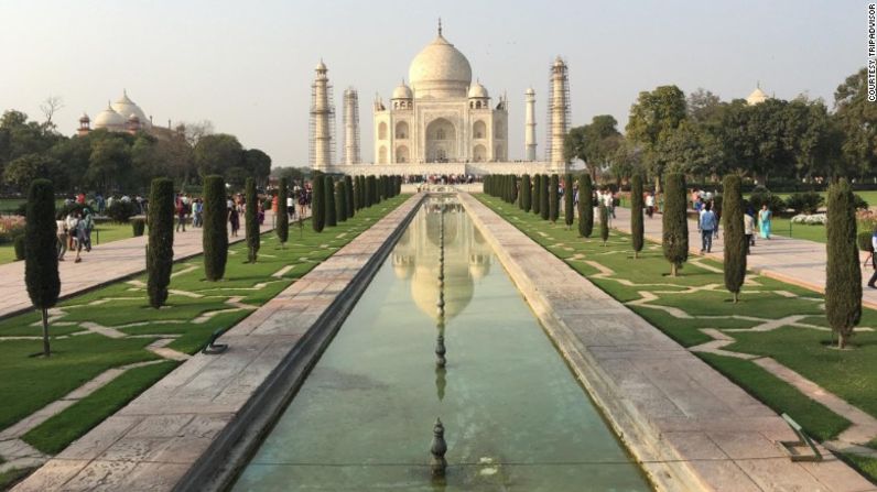 5. Taj Mahal (Agra, India) — Este mausoleo de marfil y mármol blanco se levanta en el lado sur del río Yumana en la ciudad de Agra. Fue mandada a construir por el emperador Mughal Shah Jahan en 1632 para hospedar los restos de su amada esposa Mumtaz Mahal.