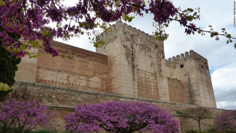 8. La Alhambra (Granada, España) — Durante siglos, este complejo de castillos en la ciudad de Granada ha impresionado a los visitantes con sus murallas fortificadas y sus espectaculares castillos. La Alhambra fue renovada en la mitad del siglo XIII por los nazaríes emires de Granada, los últimos gobernantes musulmanes en España.