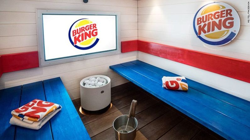 Burger King presentó su primer spa. El centro de atención con sauna, duchas y otras facilidades está dentro del restaurante. Sí, sí se puede comer hamburguesas en el sauna.