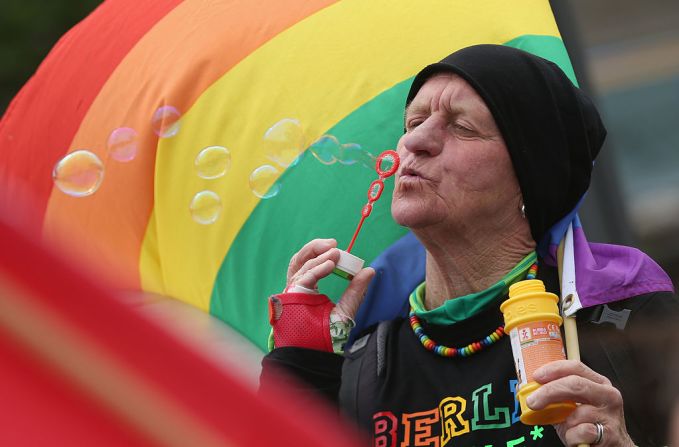 Un activista en Berlín participa en una manifestación del Día Mundial contra la Homofobia.