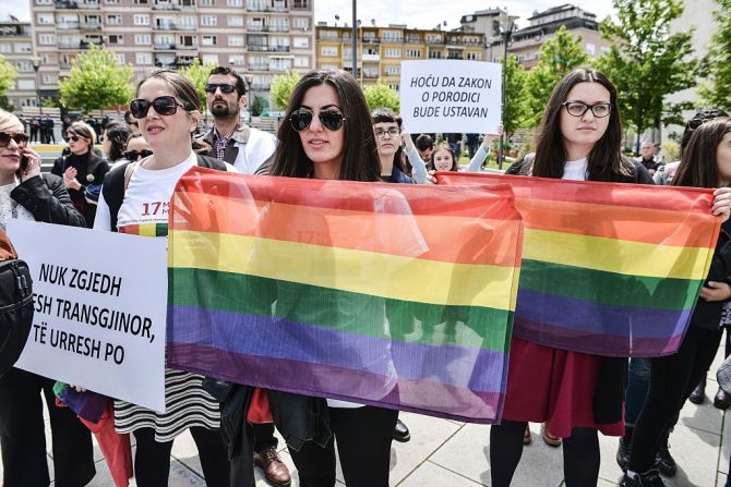 Activistas de la comunidad LGBT en Kosovo llevan banderas durante una manifestación este 17 de mayo.