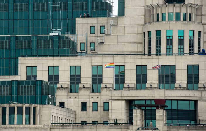 En Londres, la bandera LGBT se pudo ver ondeando a las afueras del edificio del MI6 en apoyo al Día Internacional contra la Homofobia.