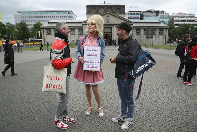 Un activista en Berlín participa en una manifestación del Día Mundial contra la Homofobia.