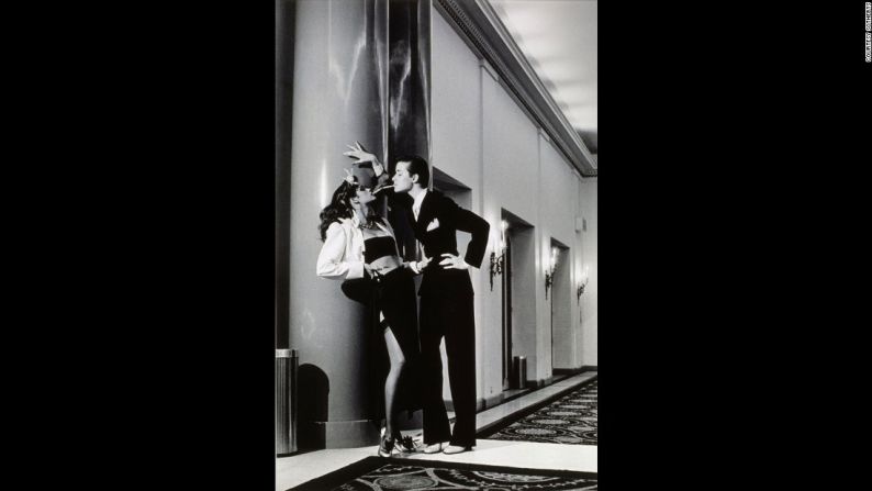 Woman into Man, Paris por Helmut Newton.