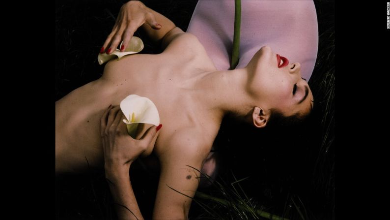 Mannequin aux Fleurs por Guy Bourdin.