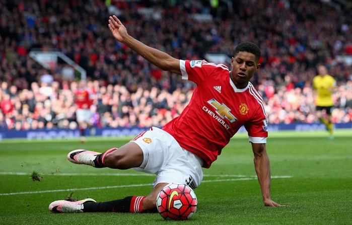 El joven centrodelantero del Manchester United Marcus Rashford es la sorpresa de los ingleses pues fue seleccionado en la lista preliminar. El joven de 18 años tendrá una “fuerte competencia” en la lista preliminar.