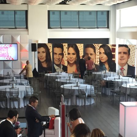 En los preparativos del Upfront en el Pier 59 en Nueva York.