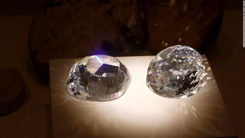 Réplicas de circónica cúbica y un corte moderno del diamante Kohinoor, uno de los diamantes más antiguos y famosos del mundo.